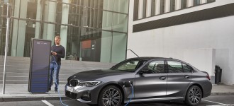 Nové BMW 330e Sedan prichádza na trh.